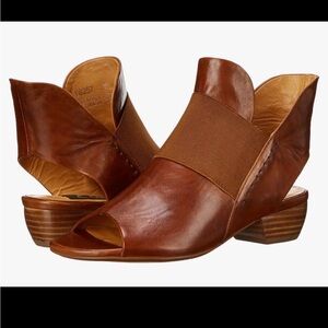 Everybody by BZ Moda Brown leather open toes sandals stacked heal 39.5/ 8.5